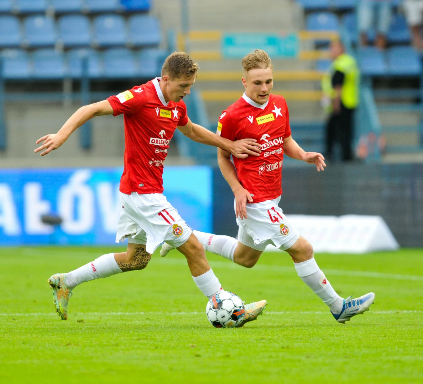 20.08.2022 Krakow Mecz 7 kolejki Fortuna 1. Ligi Wisla Krakow - Skra Czestochowa N/z Mateusz Mlynski, Kacper Duda Fot. Michal Klag/REPORTER