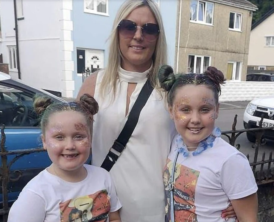 Sarah Price na zdjęciu z córkami Sarah Price na zdjęciu z córkami