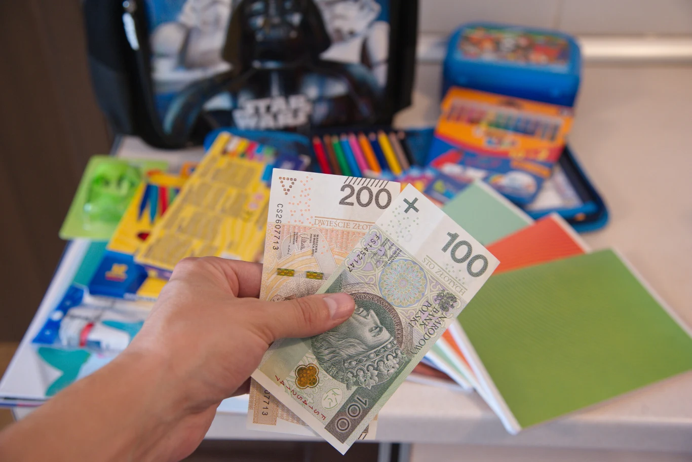 Rządowy program Dobry Start jest świadczeniem socjalnym w formie inwestycji w edukację polskiej młodzieży szkolnej Rządowy program Dobry Start jest świadczeniem socjalnym w formie inwestycji w edukację polskiej młodzieży szkolnej