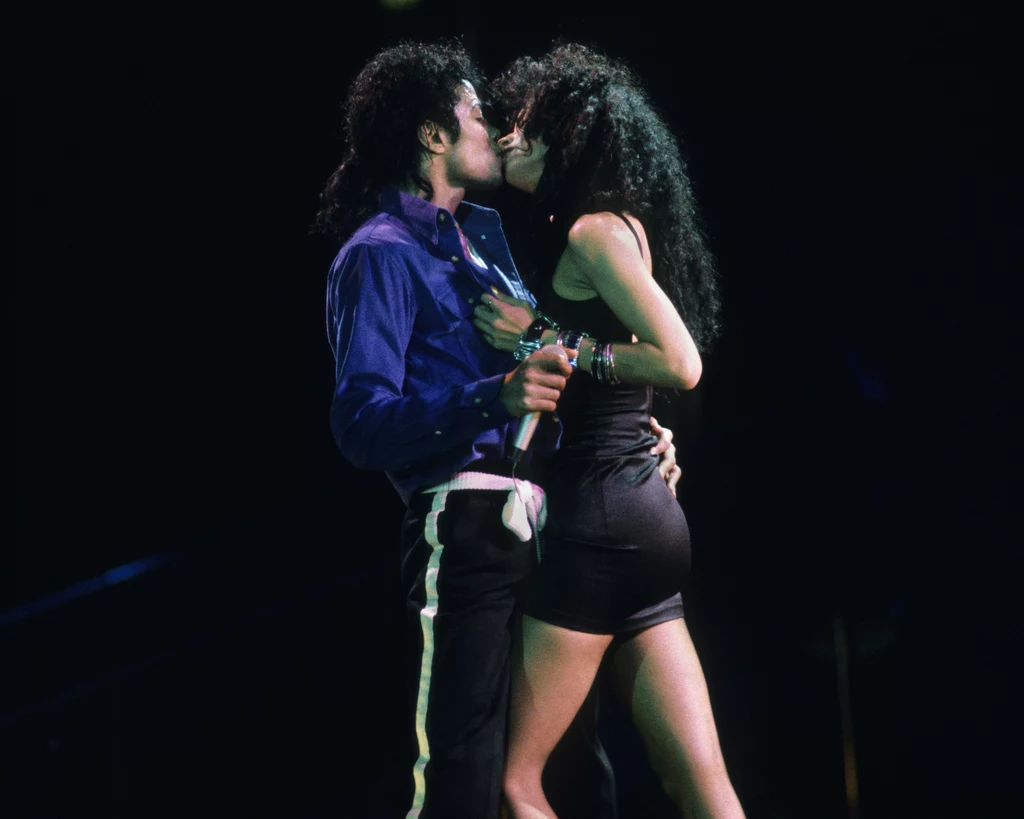 Michael Jackson i Tatiana Thumbtzen na scenie w ramach trasy "Bad". Aktorka znana z teledysku "The Way You Make Me Feel" twierdziła, że została zwolniona za pocałunek na scenie