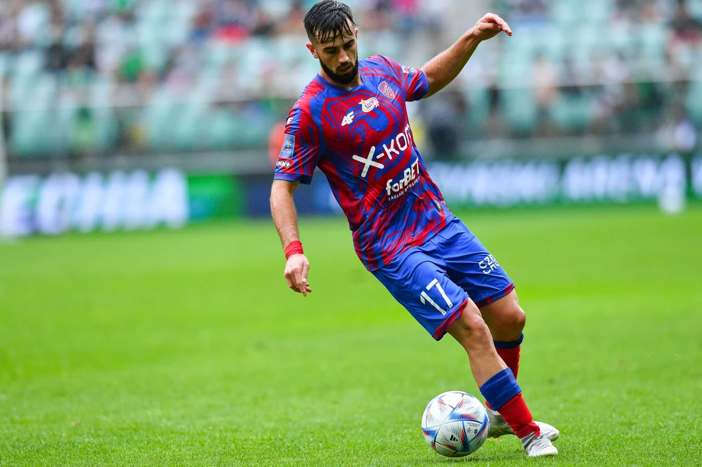 PKO Ekstraklasa: Raków - Pogoń. O której godzinie początek? Gdzie transmisja w tv i online live stream? Na zdjęciu Mateusz Wdowiak (Raków) PKO Ekstraklasa: Raków - Pogoń. O której godzinie początek? Gdzie transmisja w tv i online live stream? Na zdjęciu Mateusz Wdowiak (Raków)