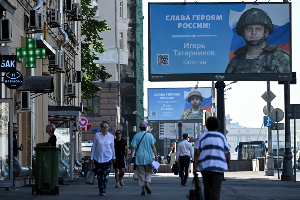 Moskwa; Rosjanie przechodzą obok billboardów z rosyjskimi żołnierzami i hasłem "Chwała bohaterom Rosji"