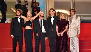 Mateusz Kościukiewicz, Sandra Drzymalska, Jeremy Thomas, Michal Dymek, Ewa Piaskowska i Lorenzo Zurzolo na pokazie filmu "IO" w Cannes 