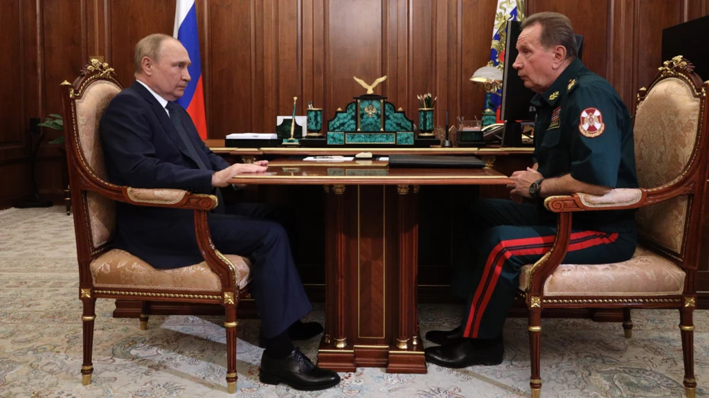 Prezydent Rosji Władimir Putin spotyka się z szefem rosyjskiej Gwardii Narodowej (Rosgwardia) Wiktorem Zołotowem na Kremlu w Moskwie Prezydent Rosji Władimir Putin spotyka się z szefem rosyjskiej Gwardii Narodowej (Rosgwardia) Wiktorem Zołotowem na Kremlu w Moskwie
