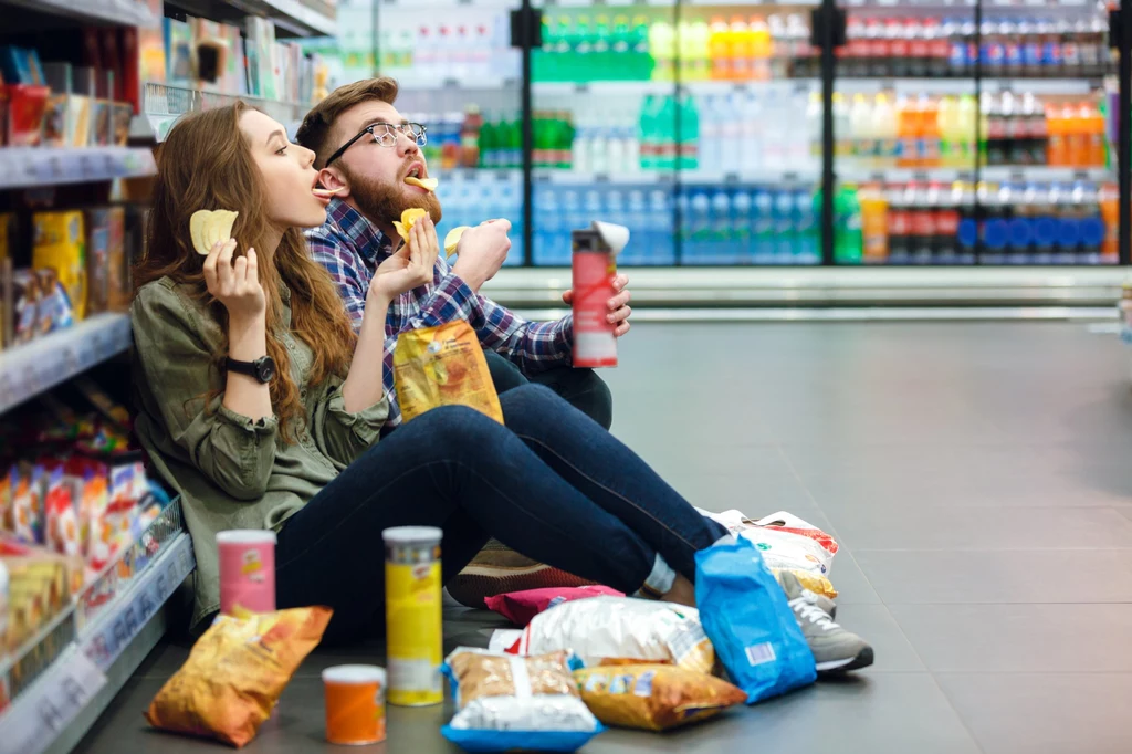 Amerykańscy naukowcy ustalili, że wysoko przetworzona żywność - śmieciowe jedzenie takie jak chipsy, batony i słodkie napoje - mogą przyczyniać się do chorób psychicznych