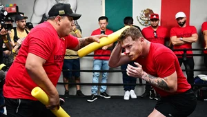 Saul Alvarez podczas treningu z Eddym Reynoso