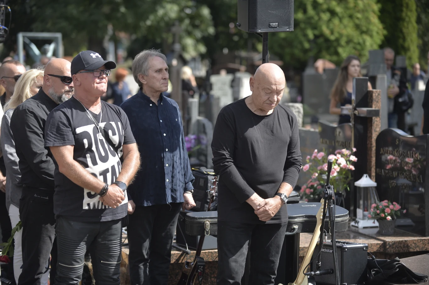 Przy grobie pojawił się Dariusz Kozakiewicz, gitarzysta grupy Perfect, z tyłu w środku Jacek Krzaklewski, drugi gitarzysta tej formacji.