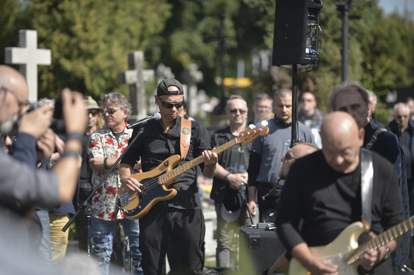 Nad grobem zagrali muzycy Perfectu: gitarzysta Darek Kozakiewicz i basista Piotr Urbanek (z tyłu)