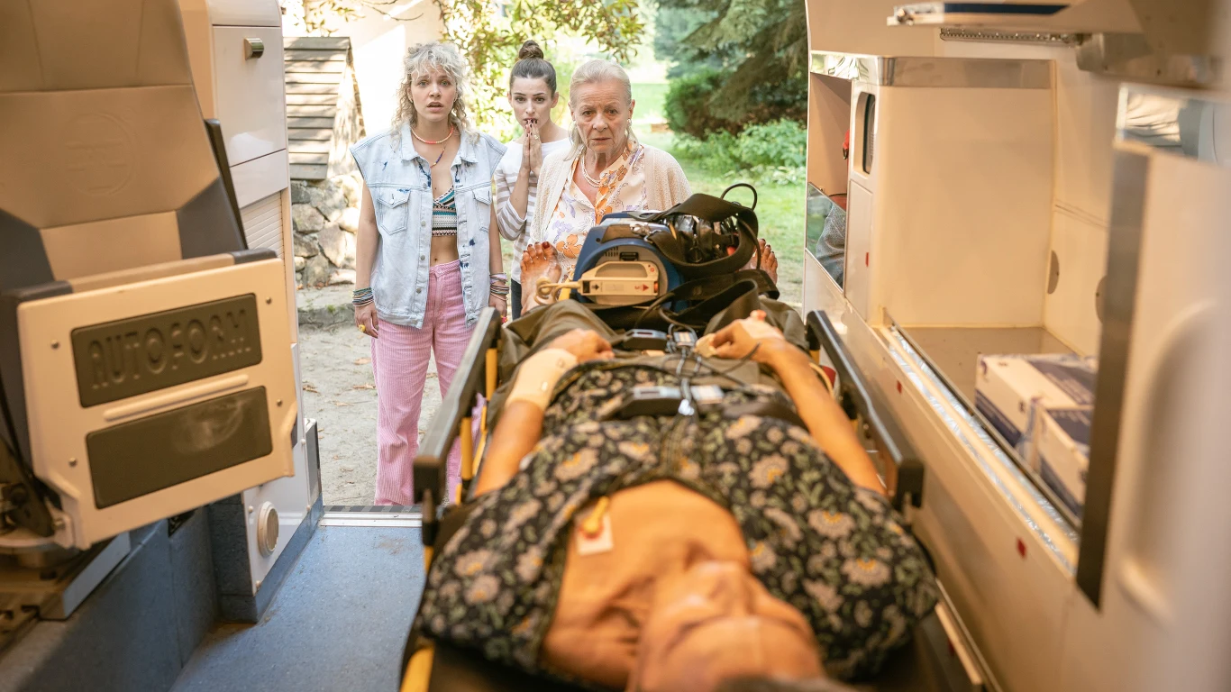 "Klątwa" jest komedią opowiadającą o losach Moni i Nastki - sióstr, których droga przez życie usiana jest wieloma przeszkodami. Główne bohaterki mają niesamowitego pecha - gdy tylko wydaje się, że wszystko ułoży się po ich myśli, zdarza się coś, co całkowicie rujnuje ich plany. Zmęczone kolejnymi przeciwnościami udają się w jedyne miejsce, które obie uznają za bezpieczne - do domu rodzinnego. Podczas wieczornej degustacji babcinych nalewek dziewczyny poznają sekret - to nie pech je prześladuje, ale klątwa nałożona na ich rodzinę kilkaset lat wcześniej przez samego papieża.