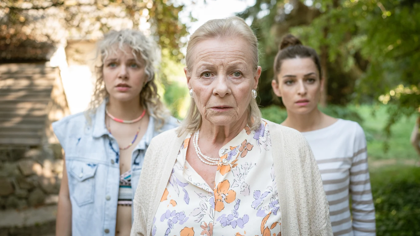 "Każdy z nas boryka się z mniejszym lub większym pechem, czasami wszystko zależy od narracji. Chcemy, żeby naszym bohaterkom skończył się "pech" - są fajne, potrafią kochać, są dobrymi ludźmi, ale zafiksowały się na tym jak im źle i że są prześladowane. Film odpowiada na pytanie czy pech istnieje? Jeśli istnieje, to czy da się go kontrolować? Oraz czy pech może być usprawiedliwieniem naszych marnych decyzji?" - dodaje autorka scenariusza Julita Olszewska.