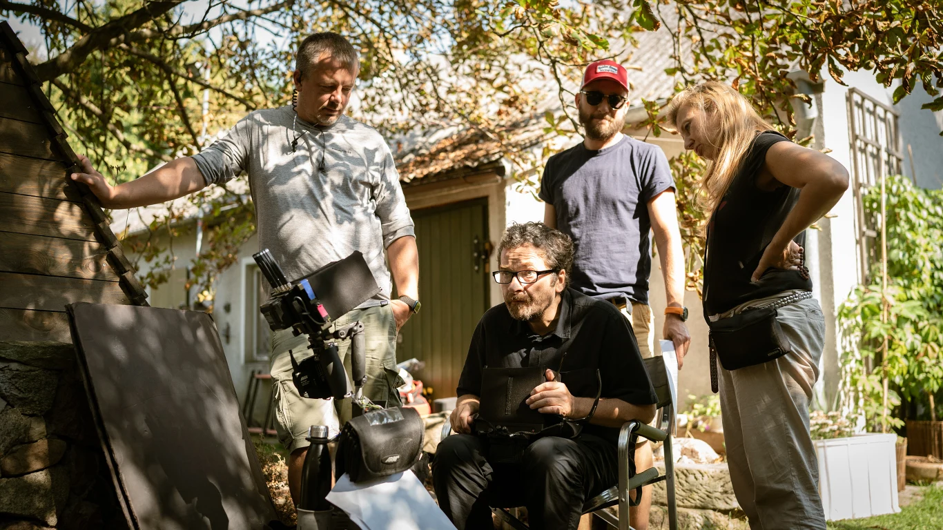 "Komedii opowiadających o perypetiach rodzinnych powstało już bardzo wiele. Tę wyróżnia jednak tajemnicza historia rodzinna, która motywuje wszystkie zachowania naszych bohaterek. To w jej cieniu rodzi się świetny humor sytuacyjny jak i dialogowy. To ona pcha nasze bohaterki do karkołomnych czynów i wpływa na przemianę ich postaci. Myślę, że ten świetny pomysł czyni z tego filmu atrakcyjną pozycję dla wszystkich miłośników komedii" - mówi reżyser Tomasz Konecki. 
