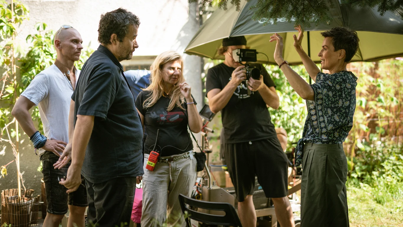 Producentem filmu jest Wonder Films - dom produkcyjny stworzony przez trójkę dobrze znanych w branży producentów Klaudiusza Frydrycha ("Psy 3.  W imię zasad.", "Jack Strong"), Krzysztofa Raka ("Bogowie", "Sztuka Kochania. Historia Michaliny Wisłockiej) oraz Ingę Kruk ("Twarz", "W imię..."). Wonder Films odpowiada za takie produkcje kinowe jak: "Psy 3. W imię zasad.", Każdy wie lepiej", "Zołza" oraz "Powrót" - serial premium wyprodukowany na zlecenie Canal+. Producentką wykonawczą ze strony Viaplay Group jest Małgorzata Jurczak.