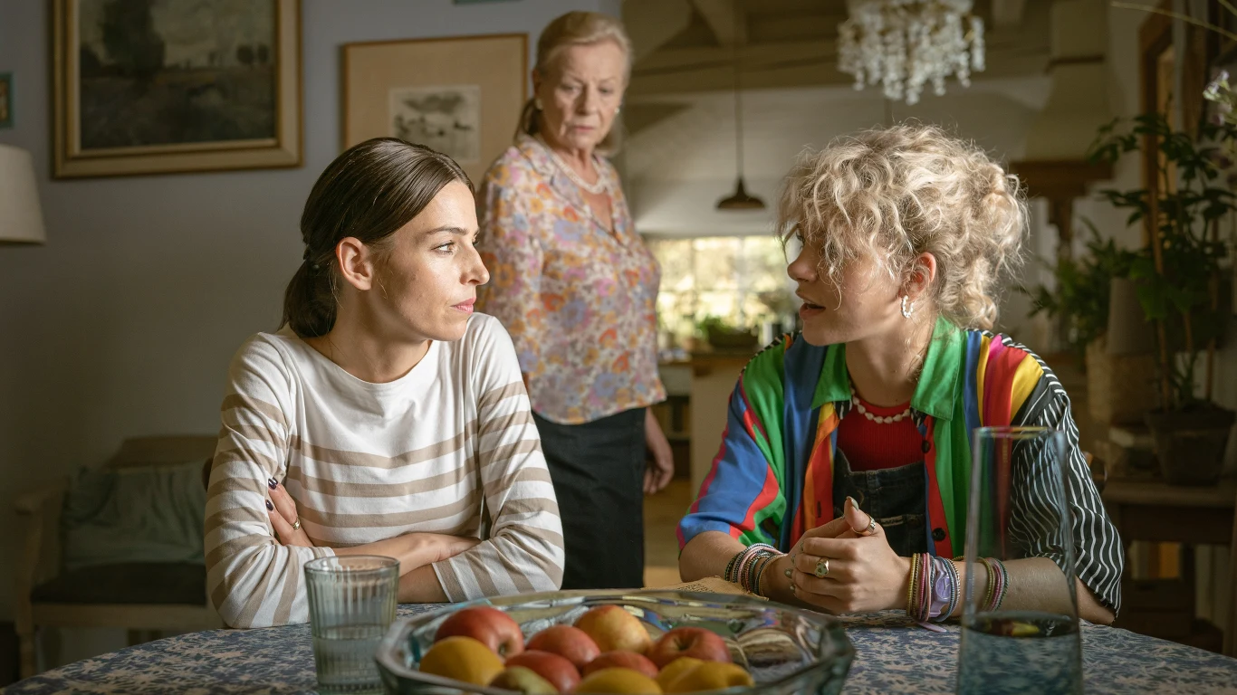 W rolach głównych występują aktorki młodego pokolenia - Agnieszka Więdłocha ("Planeta Singli", "Czas Honoru") oraz Vanessa Aleksander ("Sala samobójców. Hejter", "Rojst"). W pozostałych rolach widzowie zobaczą: Danutę Stenkę ("Nigdy w życiu", "Sala samobójców. Hejter", "Katyń"), Annę Nehrebecką ("Kruk", "Król", "Chce się żyć"), Iwonę Bielską ("Wesele", "Kler", "Sztuka Kochania. Historia Michaliny Wisłockiej"), a także Rafała Rutkowskiego ("Lejdis", "Planeta Singli", "Listy do M 2"), Piotra Trojana ("25 lat niewinności. Sprawa Tomka Komendy", "Rojst") oraz Philippe Tłokińskiego ("Kurier").