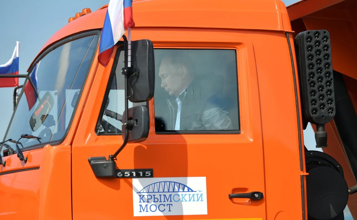 Władimir Putin za kierownicą Kamaza 65115