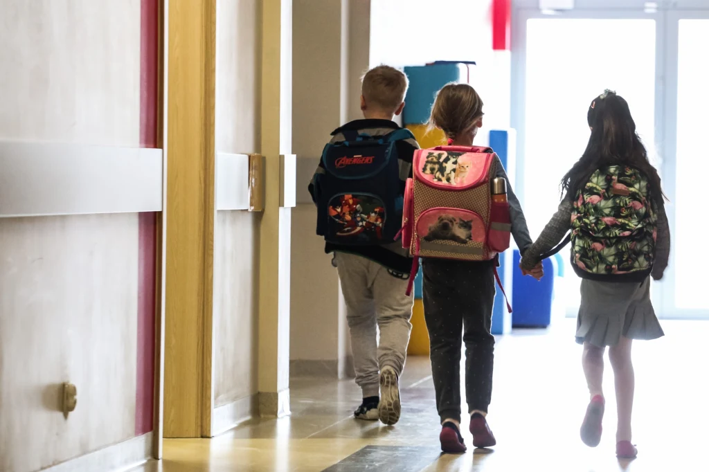 W dzisiejszych czasach dzieci trudno oderwać od komputera czy smartfona. Powinny one jednak zdecydowanie więcej czasu spędzać na zewnątrz - to dobre dla ich odporności