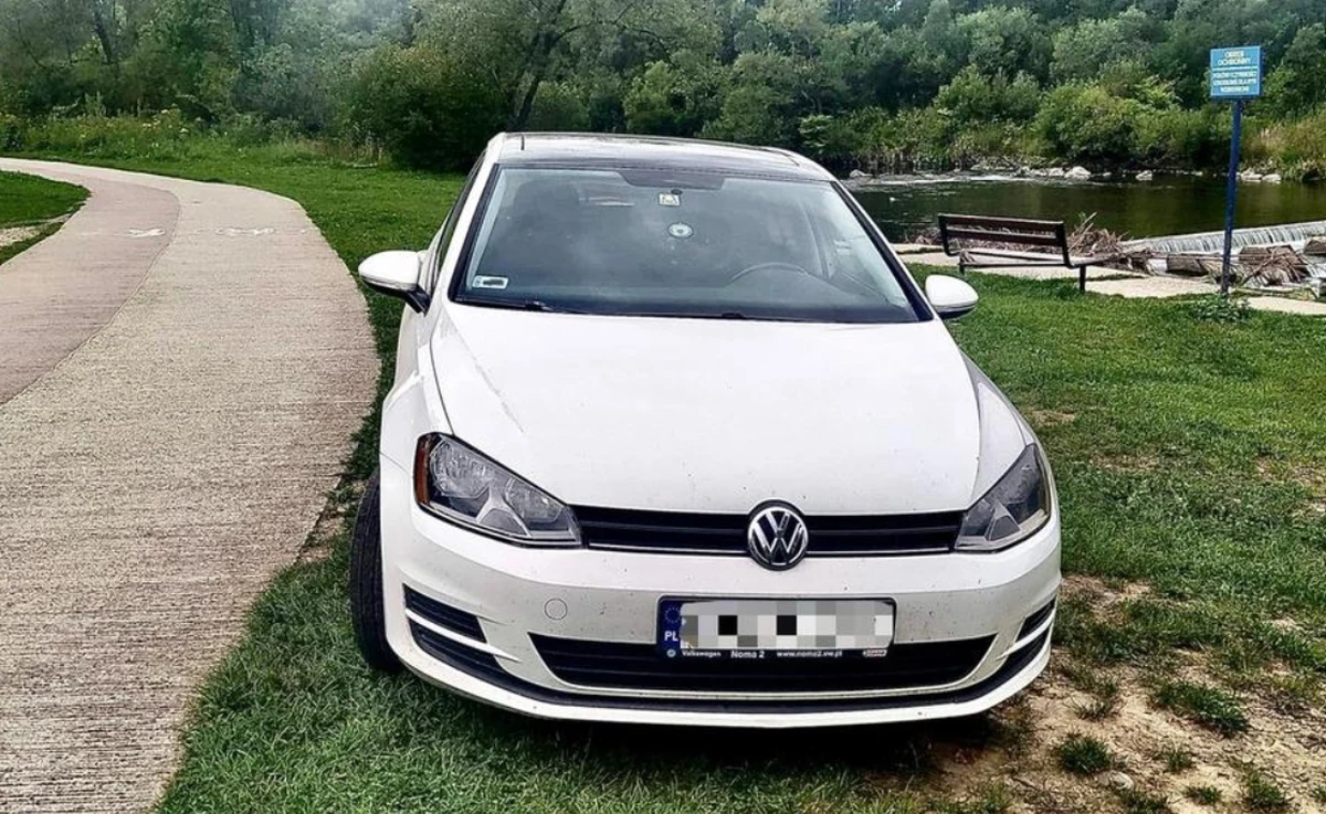 Jechał samochodem po ścieżce rowerowej. Stracił prawo jazdy Jechał samochodem po ścieżce rowerowej. Stracił prawo jazdy