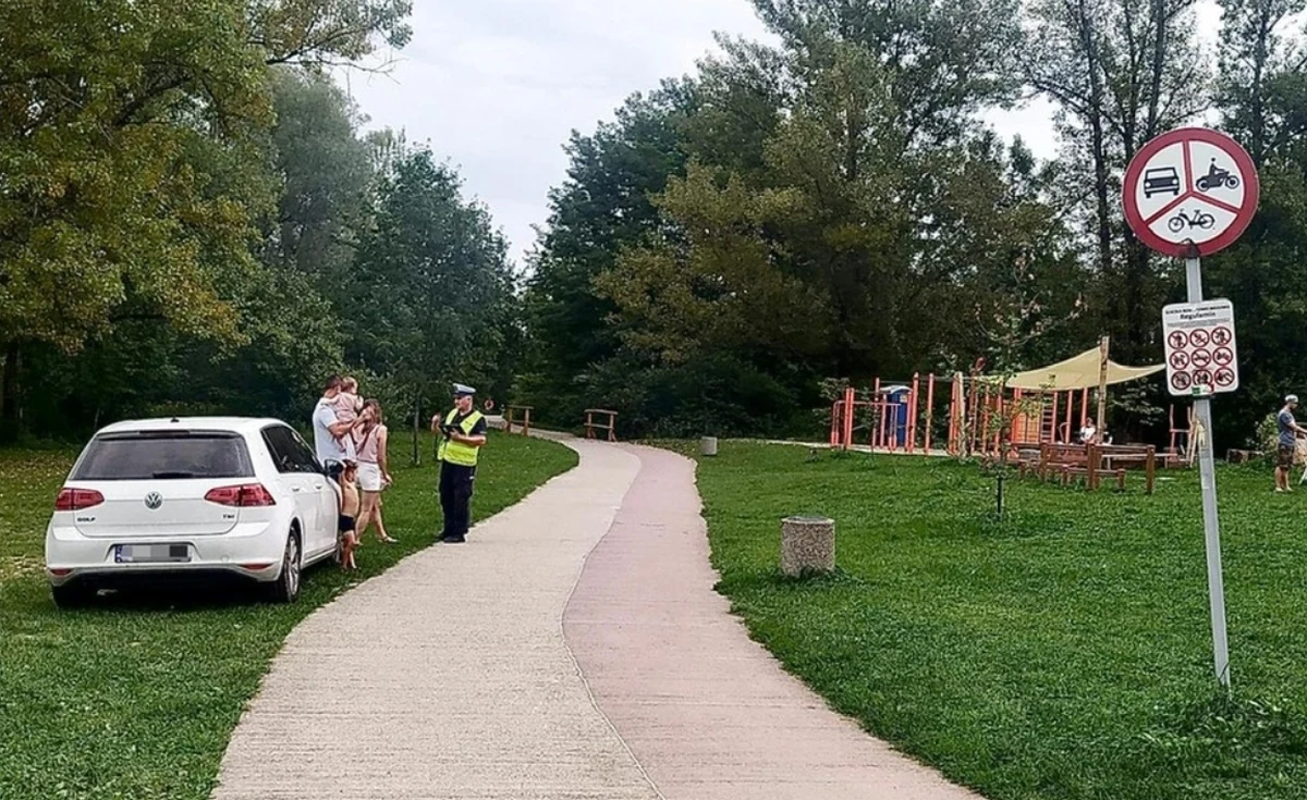 Jechał samochodem po ścieżce rowerowej. Stracił prawo jazdy Jechał samochodem po ścieżce rowerowej. Stracił prawo jazdy