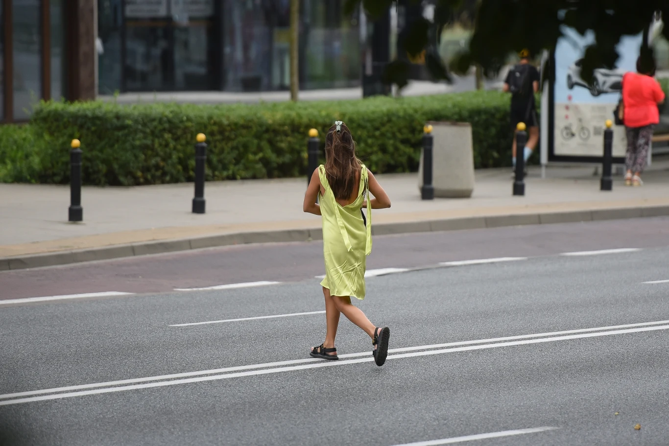 Aktorka przebiegła przez środek ulicy