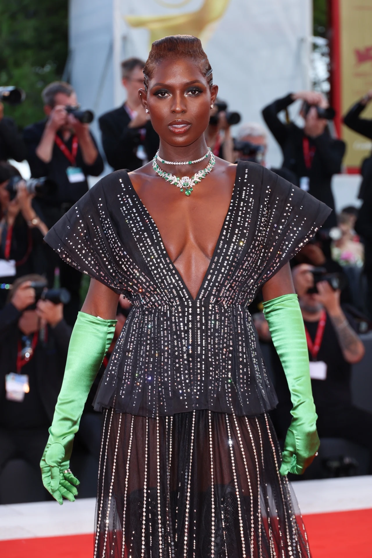 W "Białym szumie" wystąpiła także Jodie Turner-Smith - jedno z najgorętszych nazwisk aktorskich ostatnich miesięcy. Wszystko za sprawą ról, w które się wciela, bo przełamuje nimi kolejne bariery. Choć w rzeczywistości żadna kobieta nie służy w elitarnej jednostce Navy SEAL, Turner-Smith w filmie „Without Remorse” wcieliła się w członkinię tego oddziału. Z kolei w serialu „Anne Boleyn” Turner-Smith zagrała rolę tytułowej królowej.