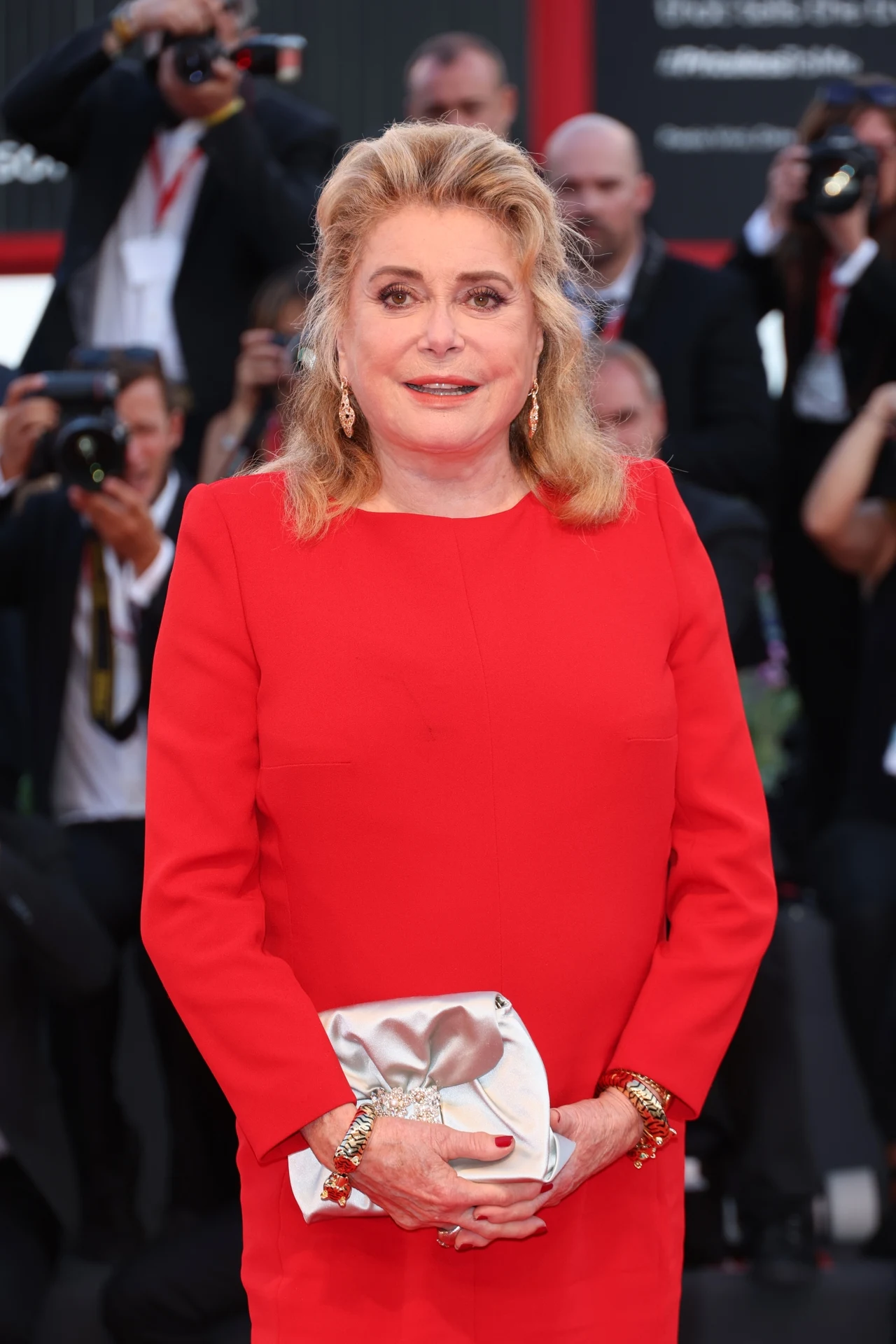 Catherine Deneuve  otrzyma w tym roku Złote Lwy za całokształt twórczości. Francuska aktorka ma już na koncie Puchar Volpi dla najlepszej aktorki, który otrzymała w 1998 r. za "Plac Vendome" Nicole Garcii. "Deneuve stała się ucieleśnieniem diwy, zajmując miejsce jednej z największych aktorek w historii filmu" - podkreślono w uzasadnieniu decyzji.