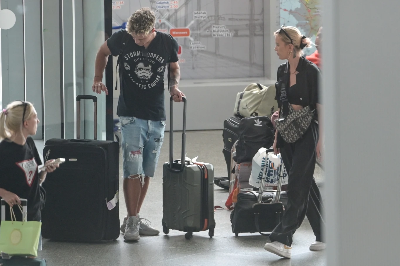 Maffashion i Mateusz blu3aby obładowali się bagażami Maffashion i Mateusz blu3aby obładowali się bagażami