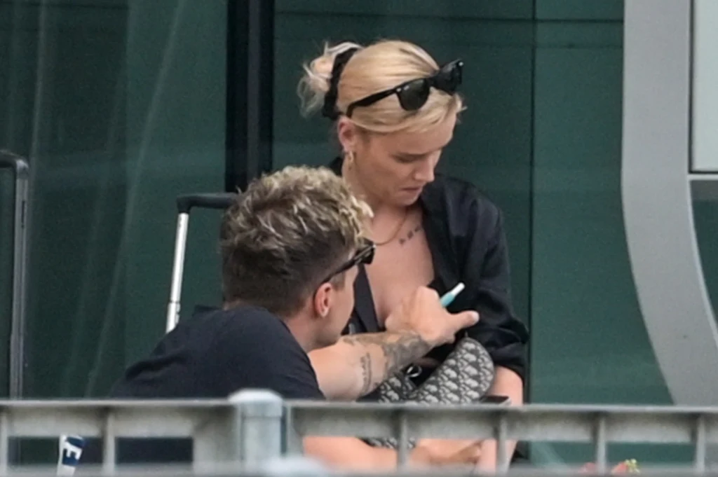 W pewnej chwili ręka Mateusza blu3aby zawędrowała do dekoltu Maffashion W pewnej chwili ręka Mateusza blu3aby zawędrowała do dekoltu Maffashion