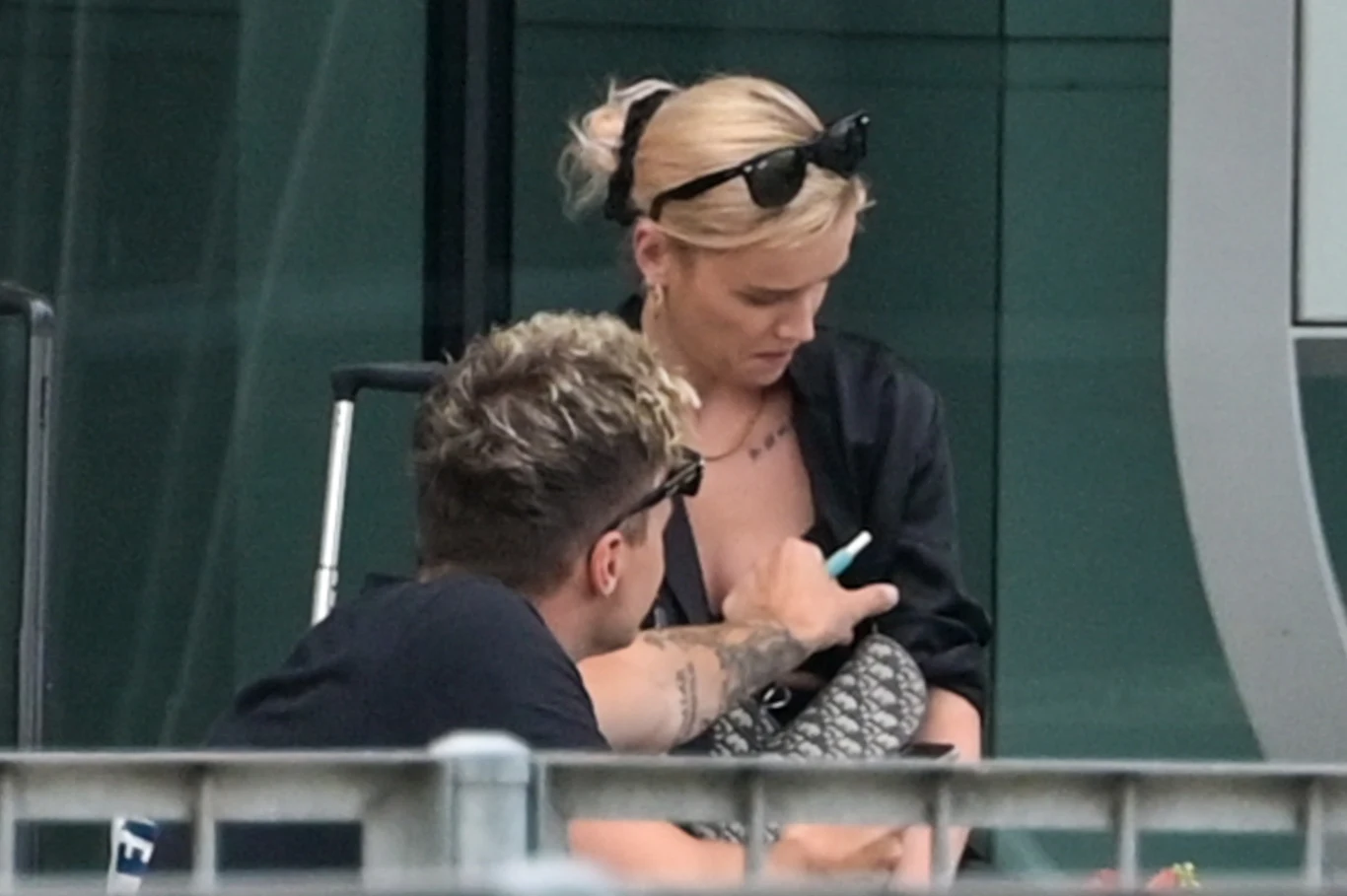 W pewnej chwili ręka Mateusza blu3aby zawędrowała do dekoltu Maffashion W pewnej chwili ręka Mateusza blu3aby zawędrowała do dekoltu Maffashion