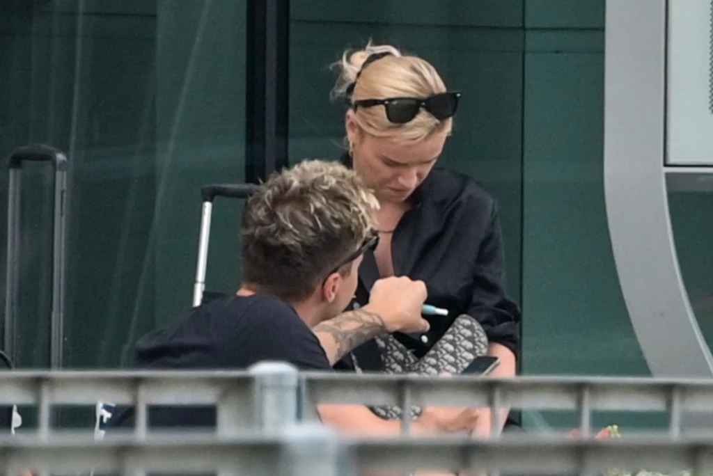 Mężczyzna najwyraźniej chciał pomóc swojej partnerce z wymykającym się biustonoszem Mężczyzna najwyraźniej chciał pomóc swojej partnerce z wymykającym się biustonoszem