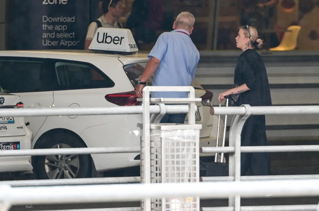 Para z pomocą taksówkarza zapakowała do samochodu bagaże  Para z pomocą taksówkarza zapakowała do samochodu bagaże