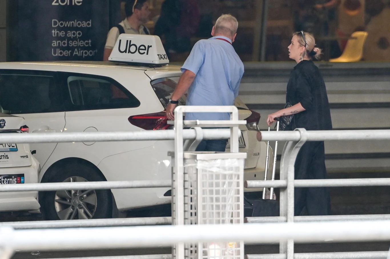 Para z pomocą taksówkarza zapakowała do samochodu bagaże Para z pomocą taksówkarza zapakowała do samochodu bagaże