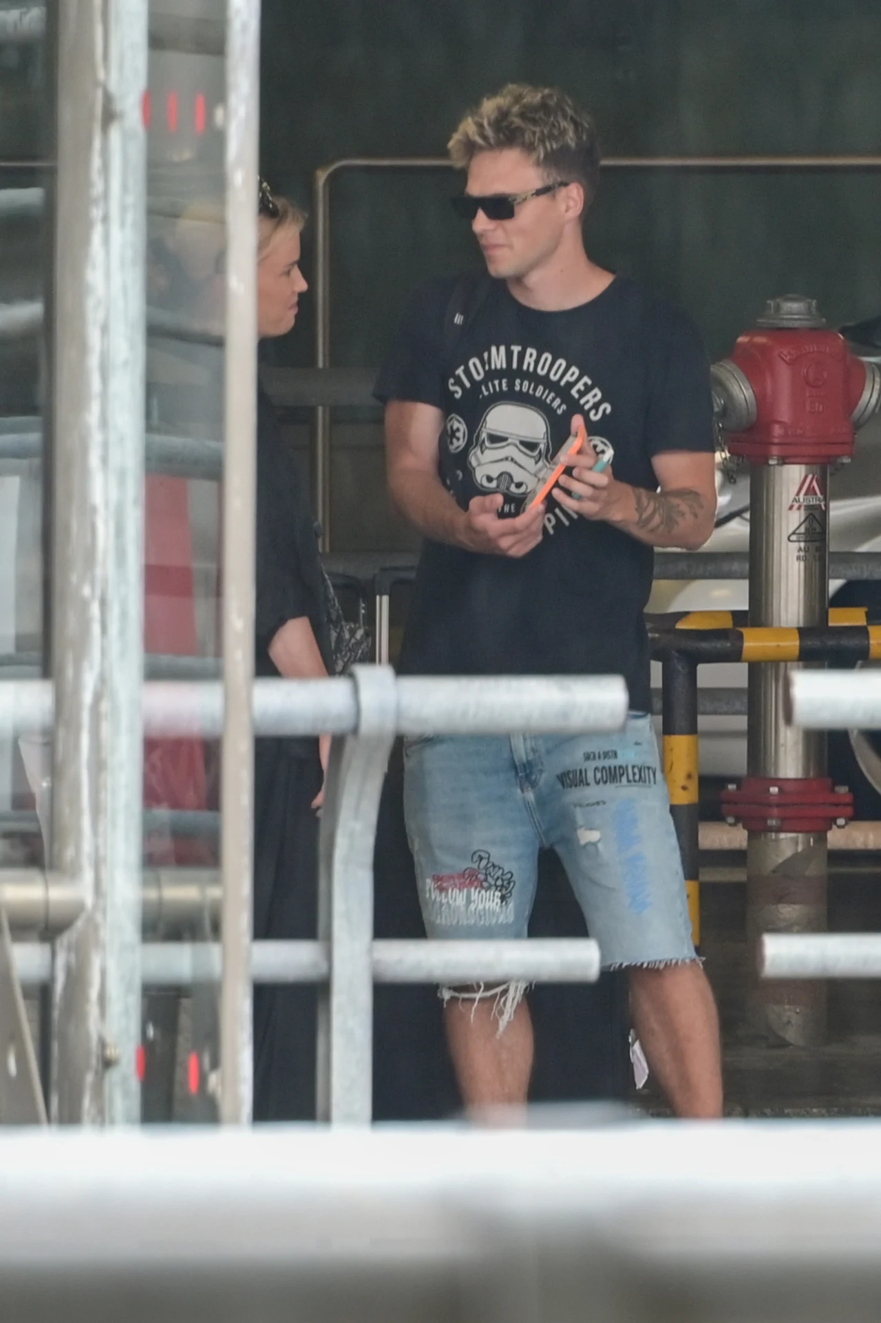 W końcu na miejsce przybyła taksówka  W końcu na miejsce przybyła taksówka