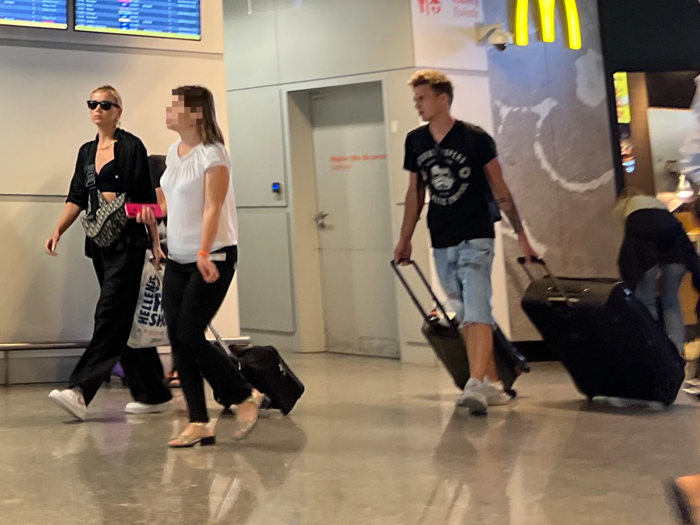 Maffashion nawet wewnątrz budynku nie zdejmowała okularów słonecznych Maffashion nawet wewnątrz budynku nie zdejmowała okularów słonecznych