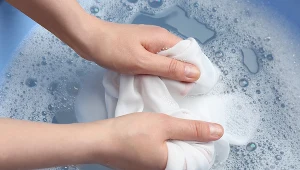 Tak wybielisz ubrania za grosze. Będą lśniły czystością