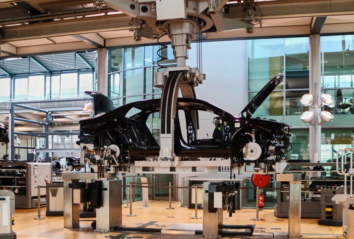 Na auto zbudowane według własnej konfiguracji czekać trzeba często ponad rok