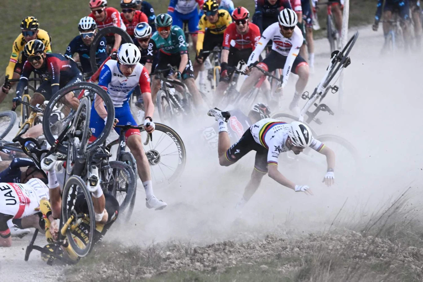 Upadek Juliana Alaphilippe'a podczas Strade Bianche Upadek Juliana Alaphilippe'a podczas Strade Bianche