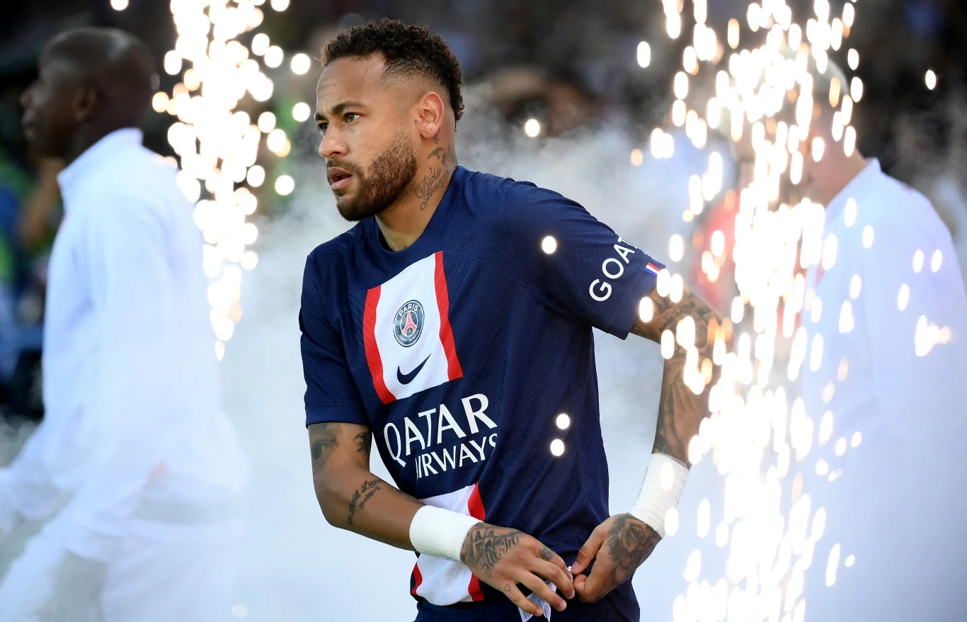 Neymar to niezmiennie najdroższy piłkarz w historii - w 2017 roku PSG dało za niego Barcelonie 222 mln euro. Czy Chelsea faktycznie byłaby go w stanie odkupić od paryżan?