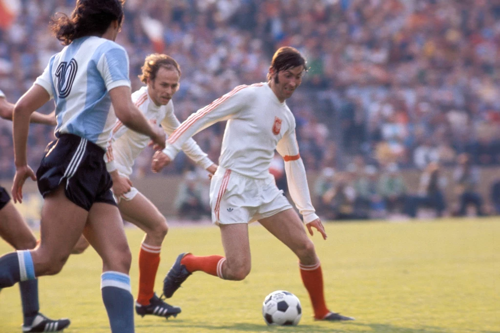 Kazimierz Deyna (obok Grzegorz Lato) podczas meczu Polska - Argentyna na mistrzostwach świata 1974 w RFN Kazimierz Deyna (obok Grzegorz Lato) podczas meczu Polska - Argentyna na mistrzostwach świata 1974 w RFN