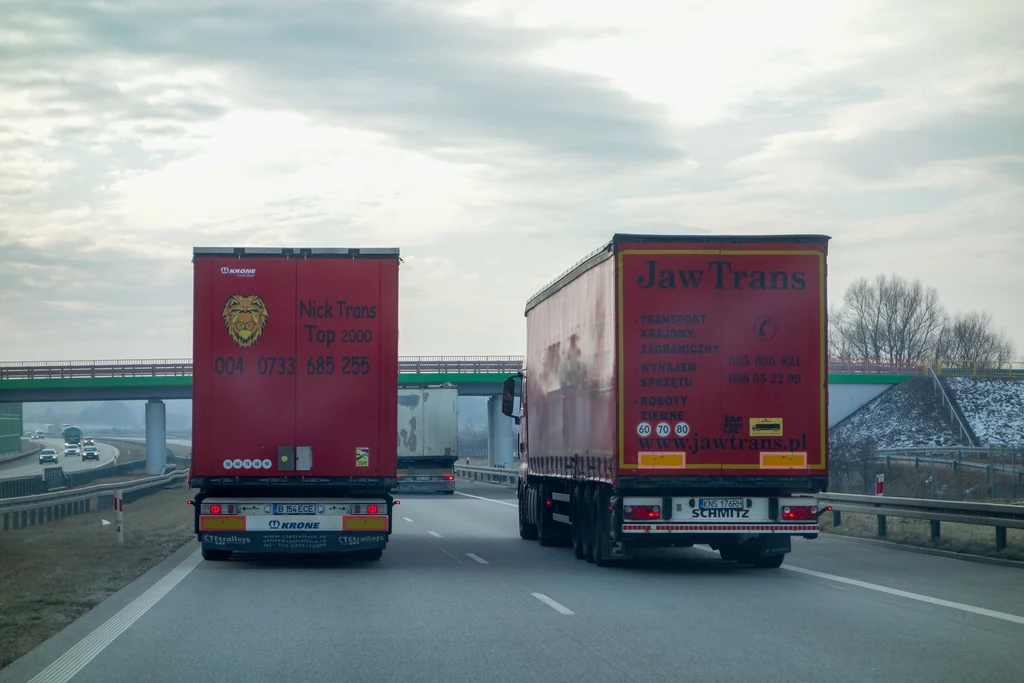 Wyprzedzanie się TIR-ów na autostradzie irytuje, a na bocznych drogach stwarza śmiertelne zagrożenie (fot. ilustracyjne)