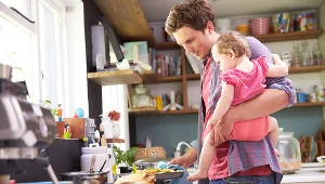 Zaledwie 1 proc. ojców korzysta z urlopu rodzicielskiego, a tylko ponad połowa z ojcowskiego