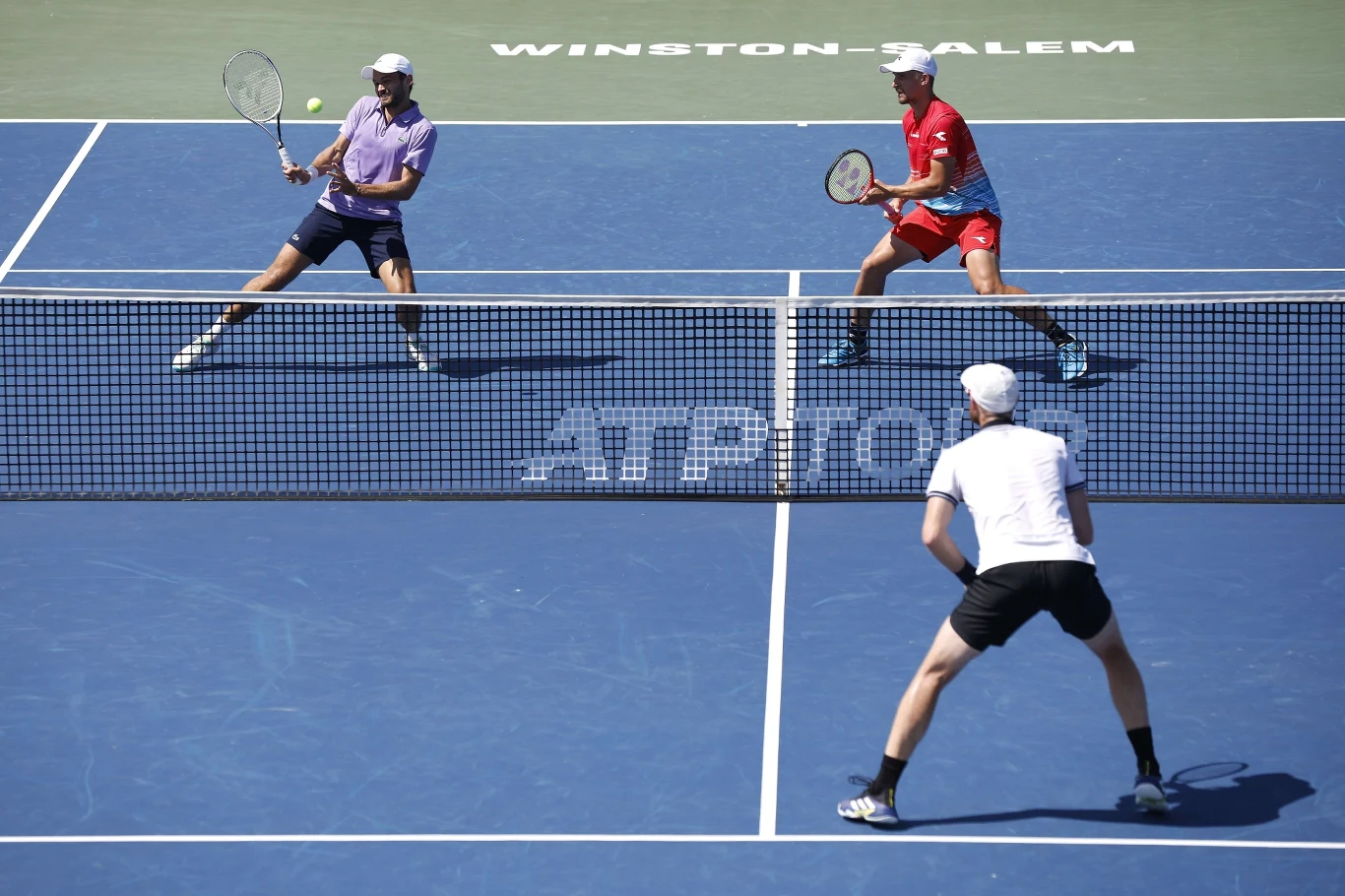 Hugo Nys i Jan Zieliński (w czerwonejk koszulce) podczas turnieju w Winston-Salem Hugo Nys i Jan Zieliński (w czerwonejk koszulce) podczas turnieju w Winston-Salem