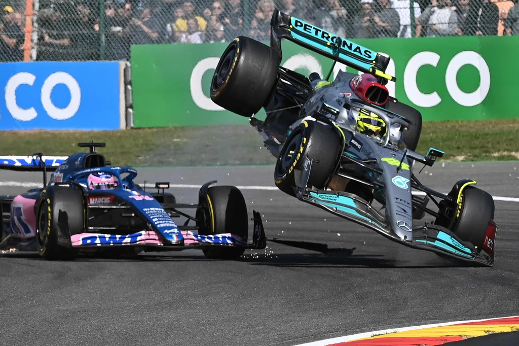 Tak się zakończył udział Lewisa Hamiltona w Grand Prix Belgii. Z lewej Fernando Alonso
