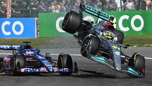 Tak się zakończył udział Lewisa Hamiltona w Grand Prix Belgii. Z lewej Fernando Alonso