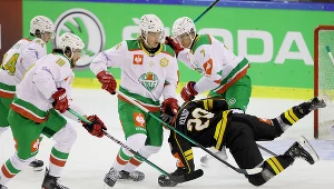 Hokeiści (od prawej): Marcin Kolusz z GKS Katowice oraz Erlend Lesund, Tony Sund i Dennis Everberg z Rogle Angelholm, podczas meczu grupy D Ligi Mistrzów