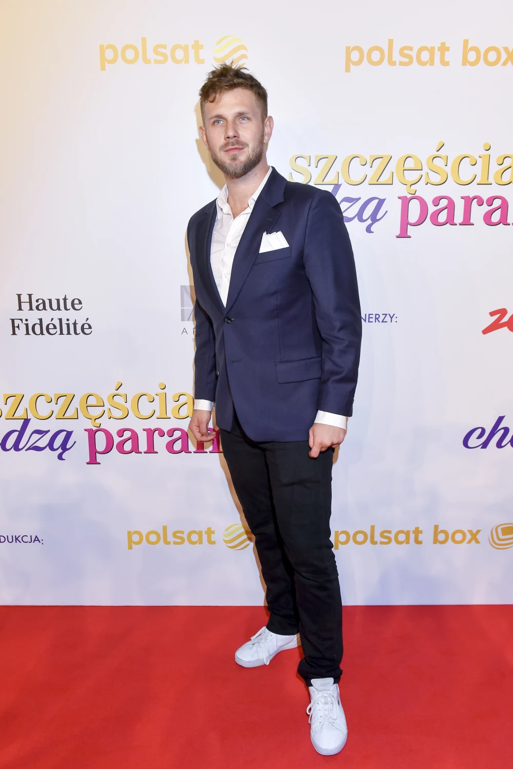 Antek Królikowski na premierze "Szczęścia chodzą parami 2"