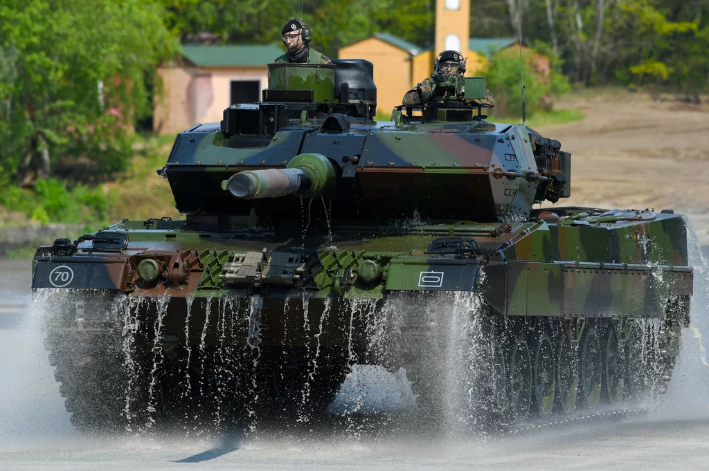 Czołg Leopard 2 podczas manewrów niemieckiej armii Czołg Leopard 2 podczas manewrów niemieckiej armii