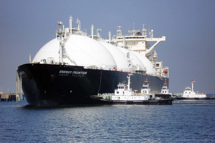 tankowiec LNG zacumowany w fabryce skroplonego gazu ziemnego (LNG) na wyspie Sachalin tankowiec LNG zacumowany w fabryce skroplonego gazu ziemnego (LNG) na wyspie Sachalin