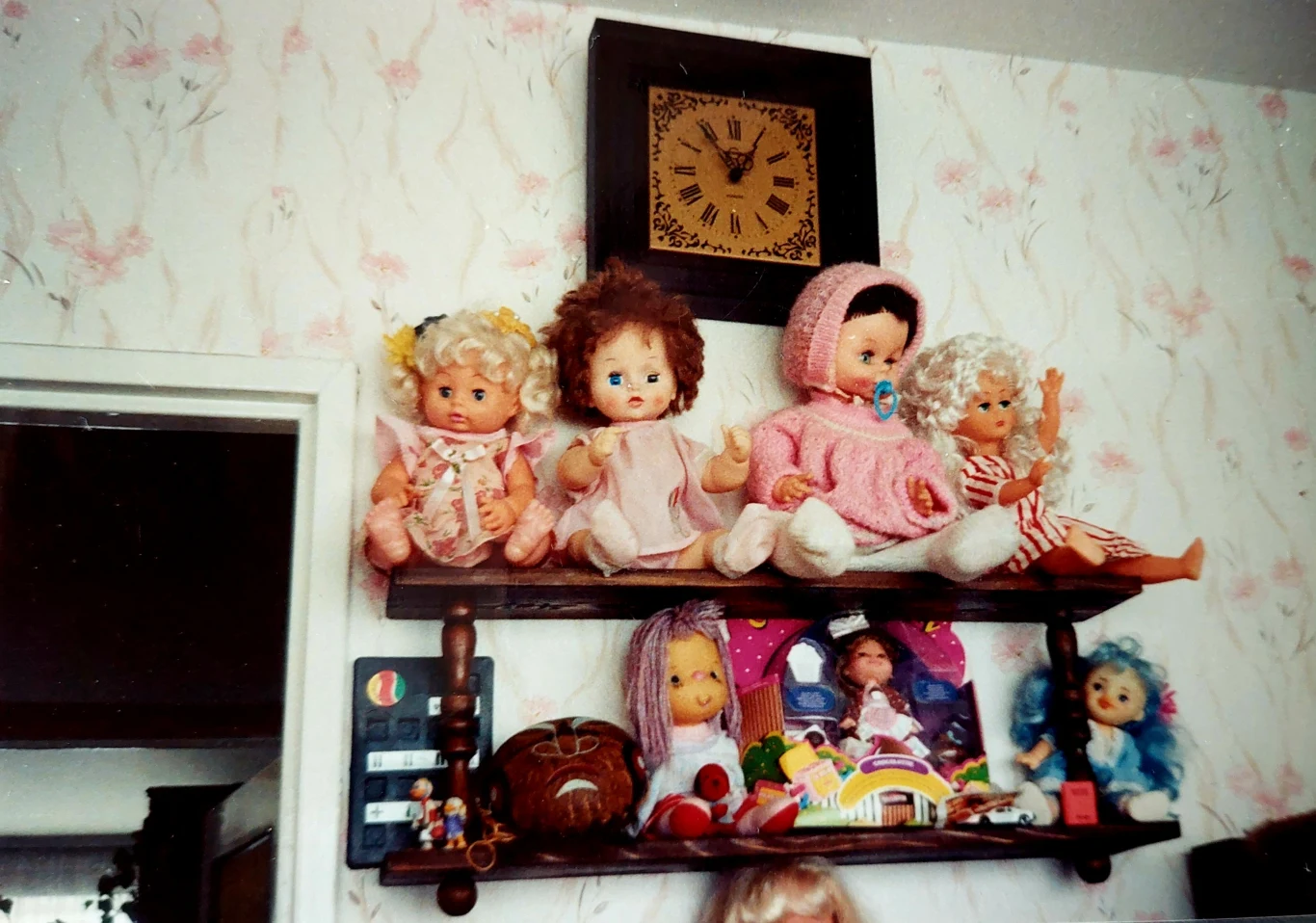 Półka z lalkami, które zostały po Ani