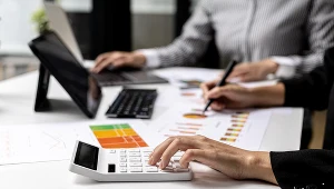 Gdy gospodarka spowalnia, naturalną reakcją byłoby obniżanie stóp procentowych (zdj. ilustracyjne)