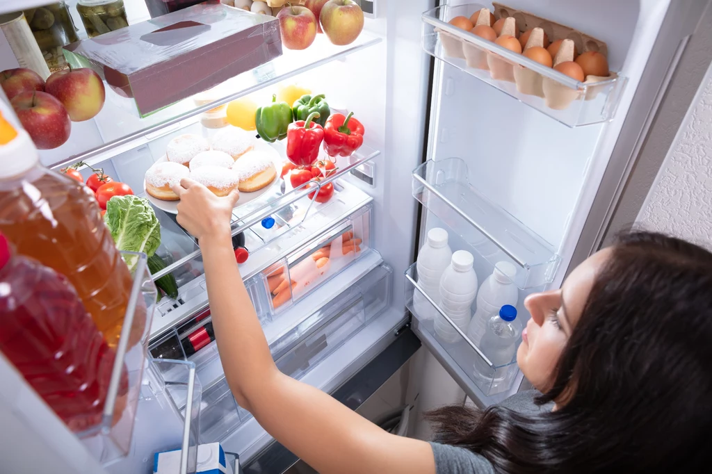Nie zastanawiaj się, co zjeść przy otwartej lodówce — nie należy trzymać jej długo otwartej