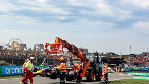 Dźwig przenosi bolid Maksa Verstappena
